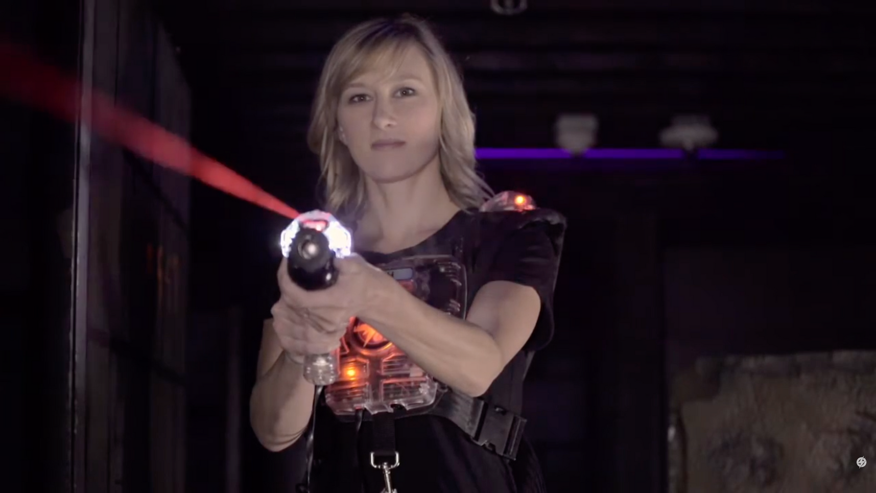 Lasertag-Spielerin mit Phaser