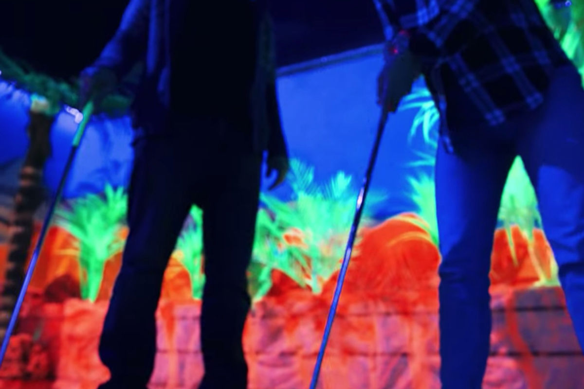 Spieler beim Schwarzlicht-Minigolf
